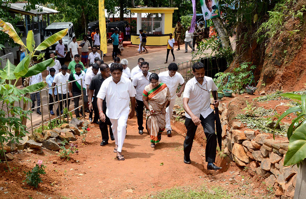 ජනතාව ගැන හිතලාම : සජිත්ගේ ඇස් ගිලිලා !