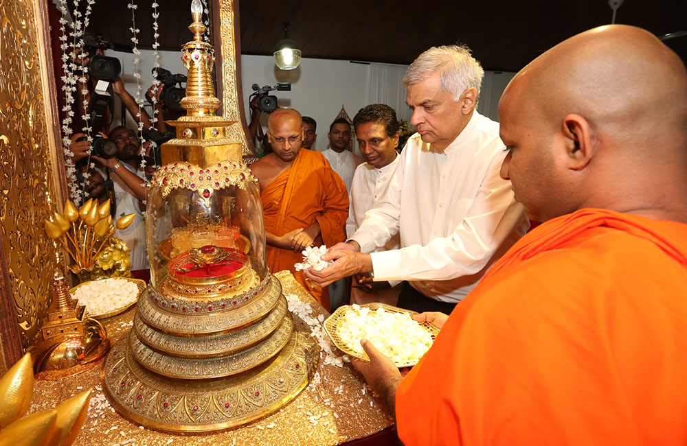 බෞද්ධාලෝක පොසොන් උළෙලේ සමාරම්භය : අගමැති ප්‍රධානත්වයෙන් !