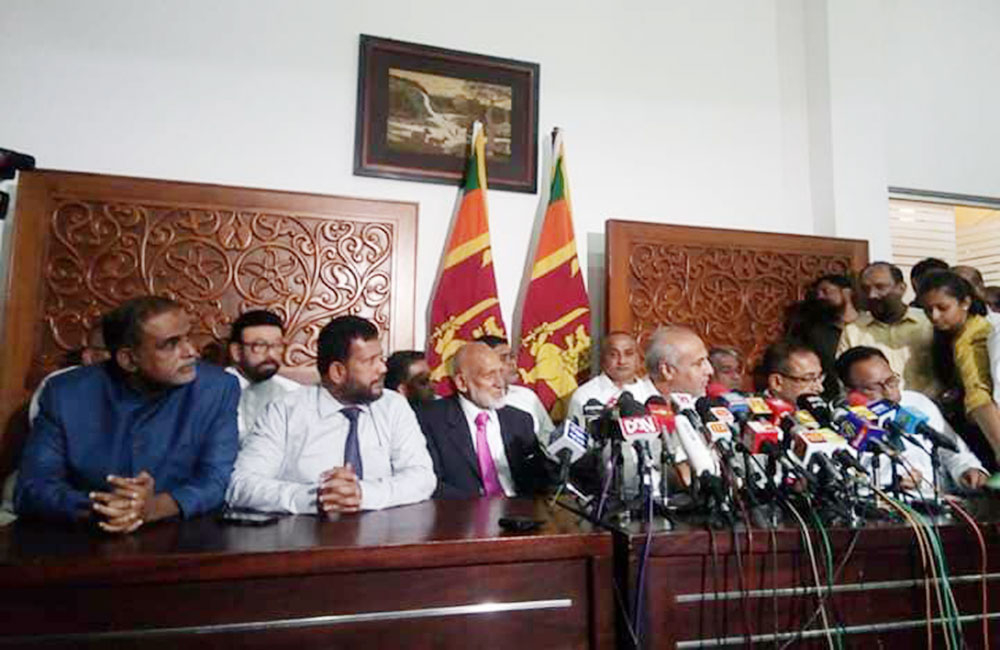 මුස්ලිම් අමාත්‍යවරුන් ඉල්ලා අස්වීමට අදාළ ගැසට් පත්‍රය නිකුත් කෙරේ