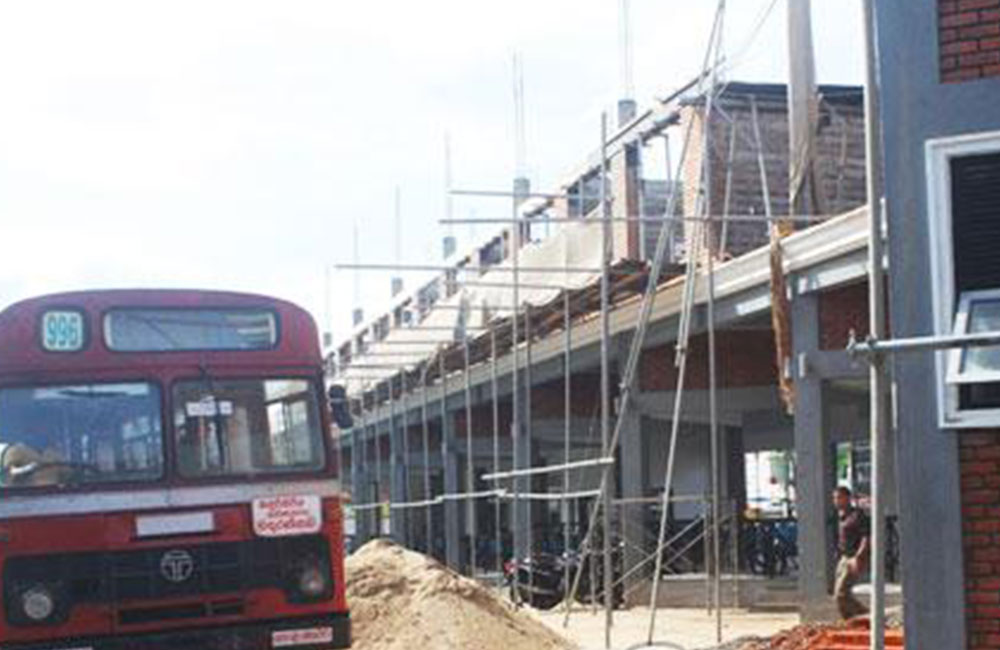 පිබිදෙමු පොළොන්නරුවේ බස් නැවතුම්පොළ බිම : බස් - මගීන් කබලෙන් ලිපට !