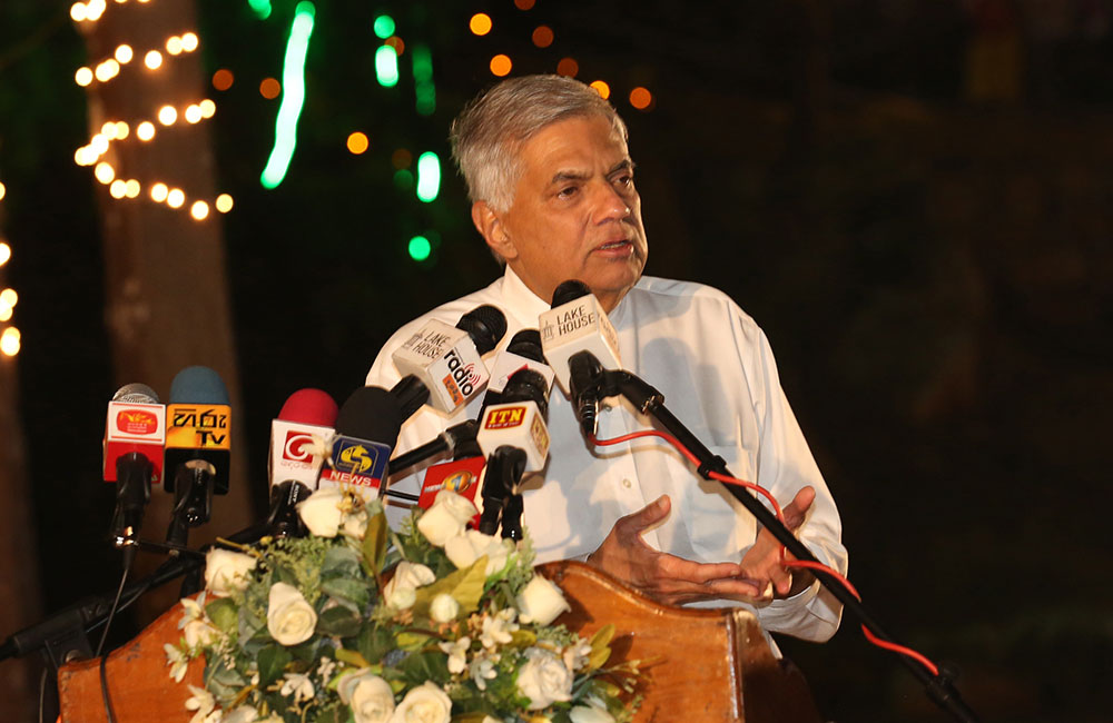 අපේ ආණ්ඩුව වැඩ කරන්නේ : එදා ලිච්ඡවී රජ දරුවන් දුන් උපදේශ අනුවයි - අගමැති රනිල්