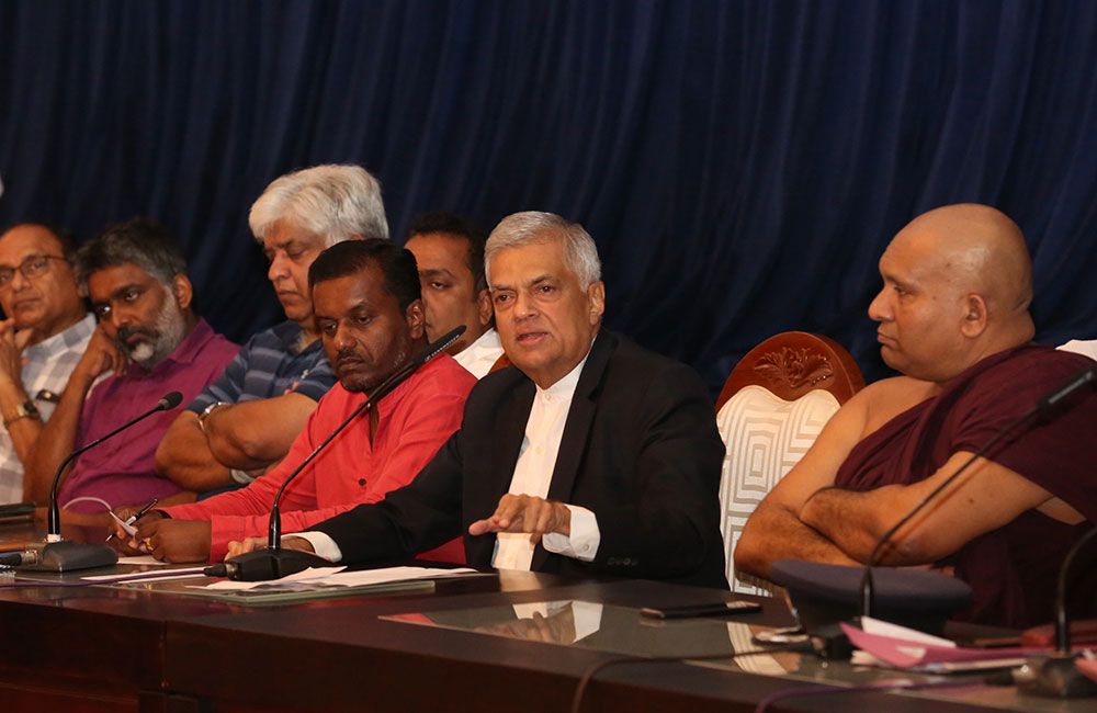 අන්තවාදී නොවී ත්‍රස්තවාදයට මුහුණ දෙමු - අගමැති රනිල්