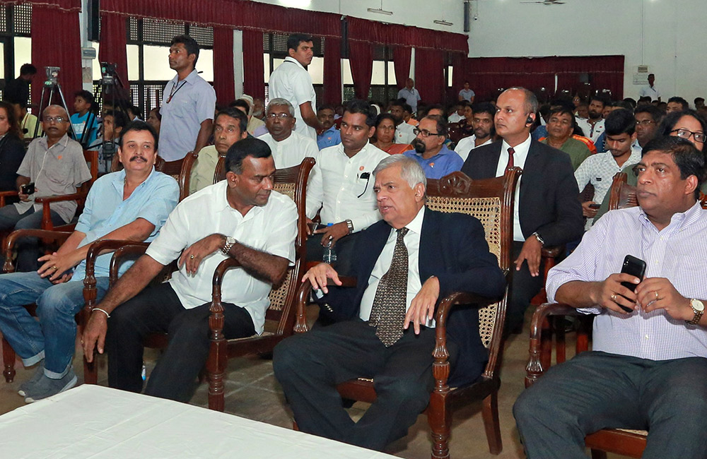 ගම්බද පාසල් වනසන ගෝඨාගේ දැක්ම අගමැති අනාවරණය කරයි !