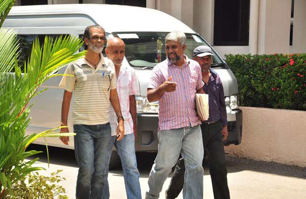 සමාජවාදී අපේක්ෂකයා ඇප තියයි !