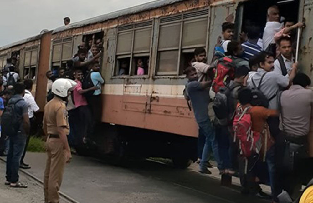 පොහොට්ටු උපදෙස් අනූව වර්ජනය කළ දුම්රිය සේවකයින්ගේ රැකියා අනතුරේ !