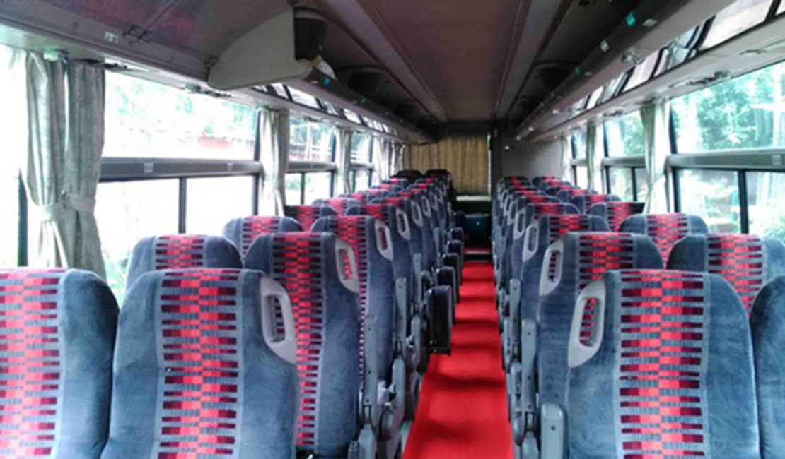 අර්ධ සුඛෝපභෝගී බොරු බස් නිසා මගීන් තවමත් කම්බස් ! 