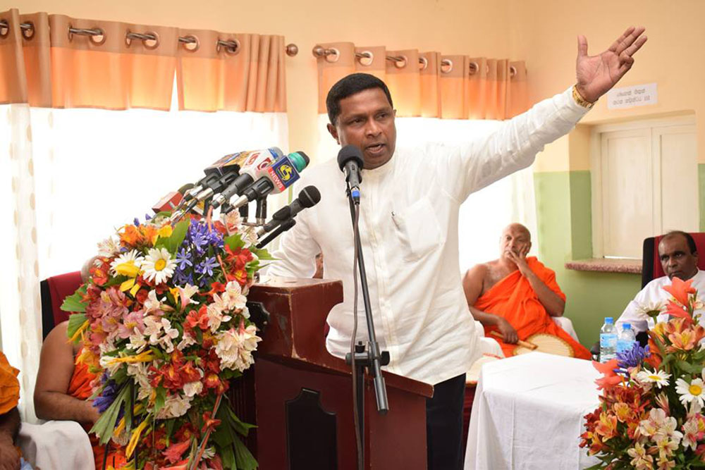 මෛත්‍රීට පුදන කොටම - ලේකම් කාලා මාට්ටු : ණය කාඩ්පත් වංචාවක් !