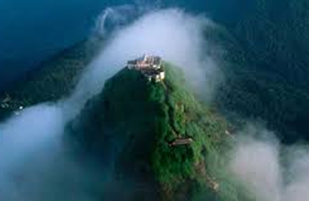 ජනවාරි මාසයේ සිරිපා වන්දනාවේ නාවොත් හොඳයි - නුවරඑළිය දිස්ත්‍රික් කොරෝනා මර්ධන කමිටුව