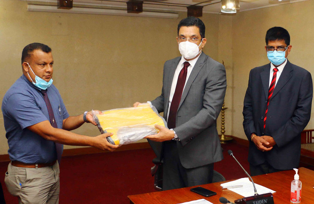 හදිසි මරණ පරීක්ෂකවරුන් සදහා සෞඛ්‍යාරක්ෂිත ඇදුම් කට්ටල