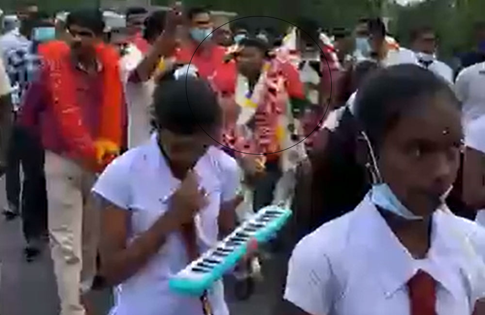 පිල්ලෙයාන් පාසල් ළමුන් දේශපාලන ප‍්‍රචාරයට යොදවා ගනී (video)