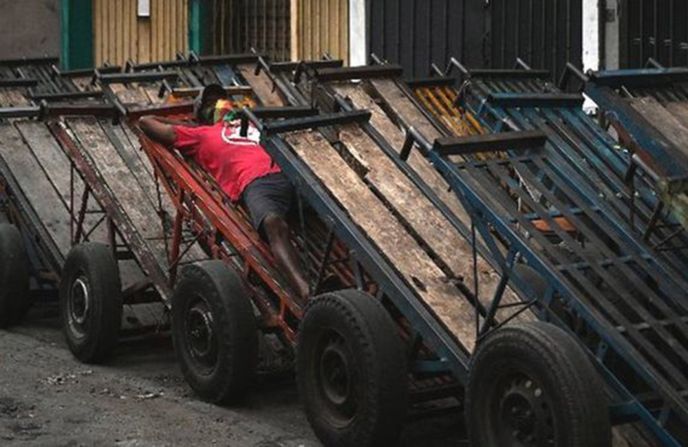 කොරෝනා අස්සේ : දෛනික ආදායම් ලැබූවන් ඇඳිරි නීතිය තුළ ජීවත් වෙන හැටි !