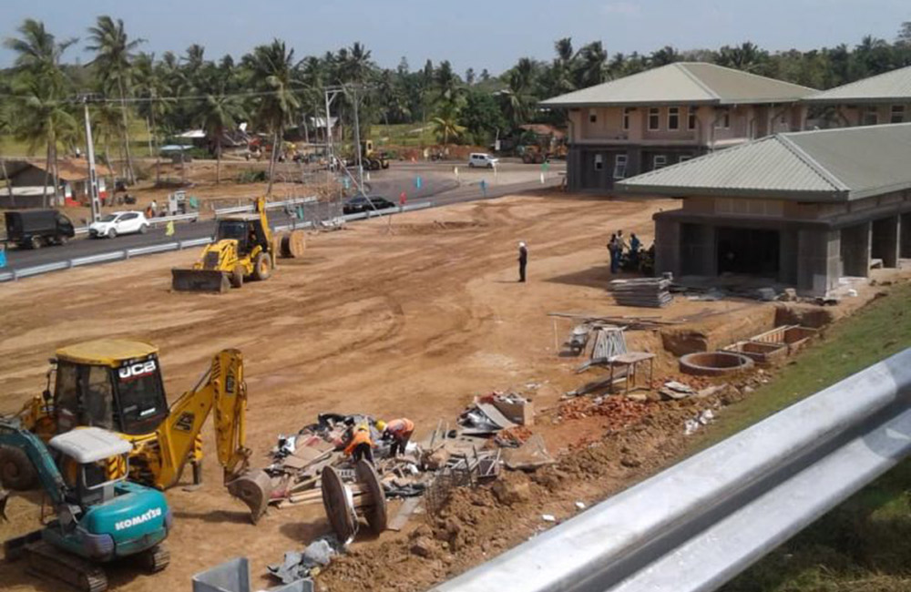 අධිවේග මාර්ගය විවෘත කිරීමට ගිය දේශීය  මාධ්‍යවේදීන් ඉවත් කරලා !