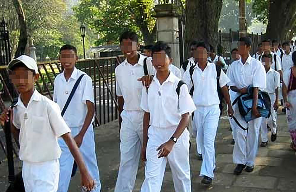 කොරෝනා මැදින් පාසල් ඇරඹේ : සිසුන් ලක්ෂ 8ක් පළමු අදියරේ පාසල් යයි !