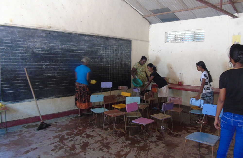 පාසල් විවෘත කිරීමේ වියදමත් මව්පියන්ගේ කර මතට !