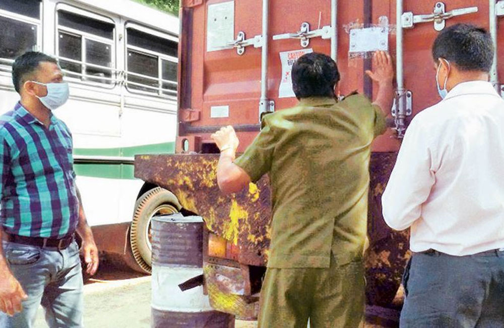 පොල්තෙල් කන්ටේනරයකට සීල් තබයි