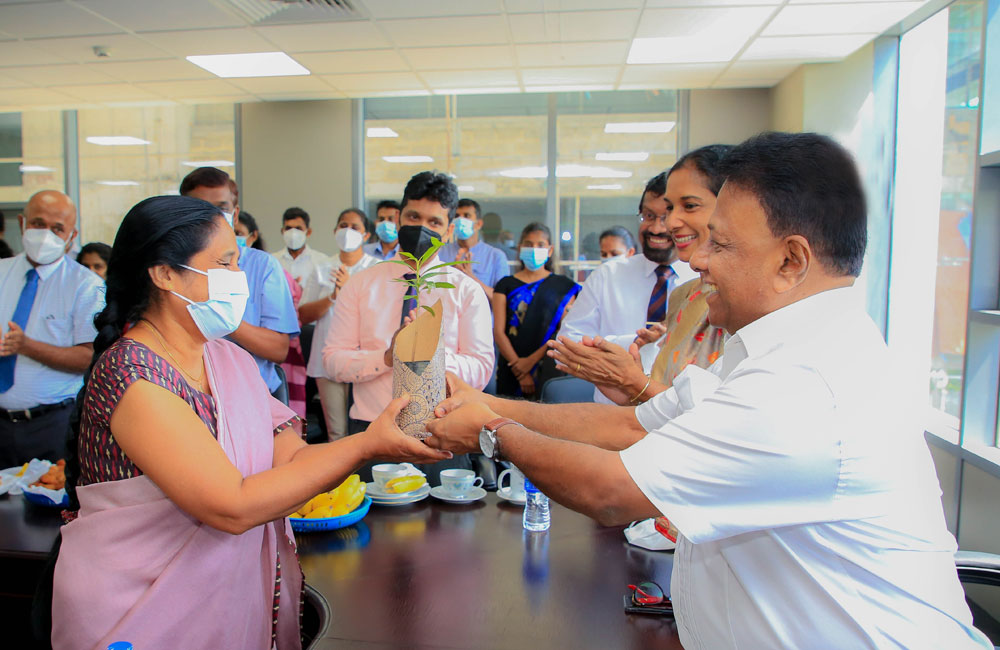 රුක් රෝපණය සදහා යොමුවීම ජාතික වගකීමක්:ඇමති ඩලස්