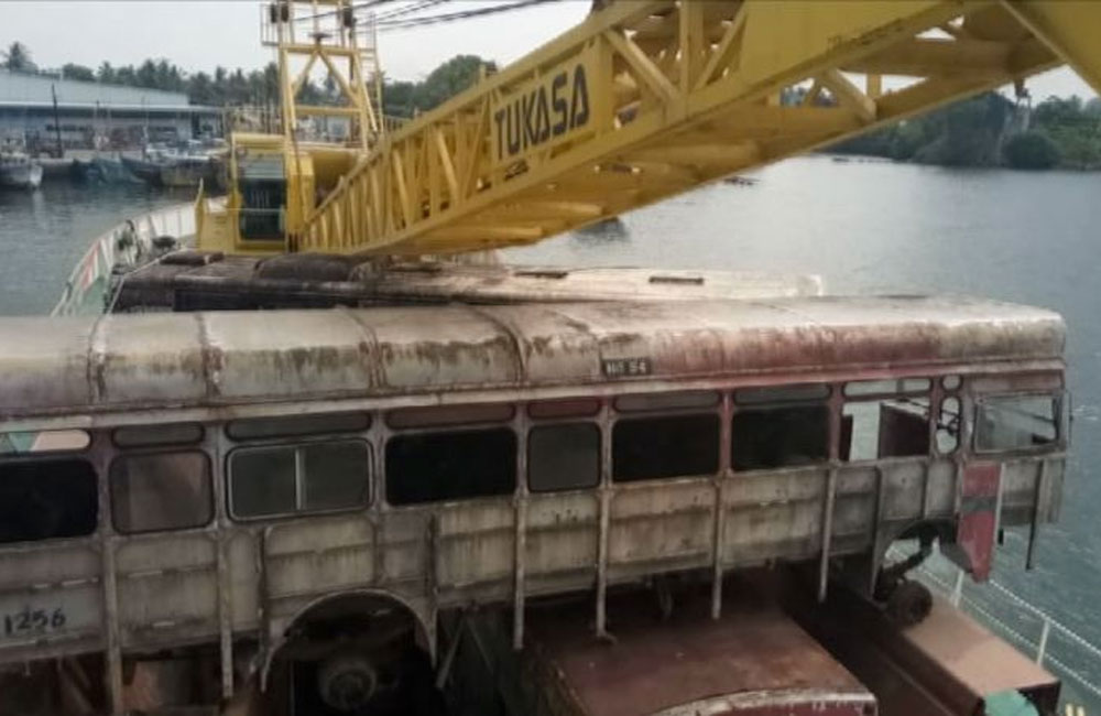 ගාලු මුහුදේ ගිල්වූ බස් රථ 