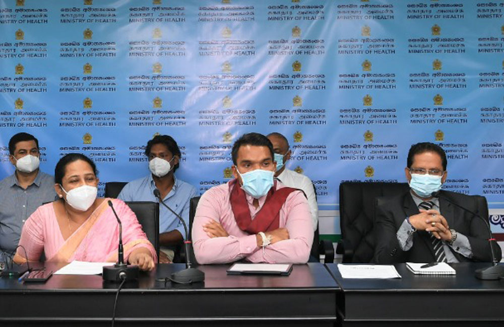 පාසල් ක්‍රීඩා තරග යළි අරඹන්න : නාමල් - පවිත්‍රා සාකච්ඡා !