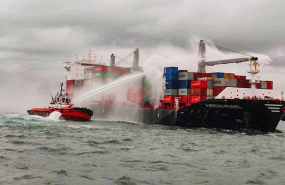 කොළඹ වරායෙන් පිටත නැංගුරම්ලා ලා තිබූ  නැවක ගින්නක්