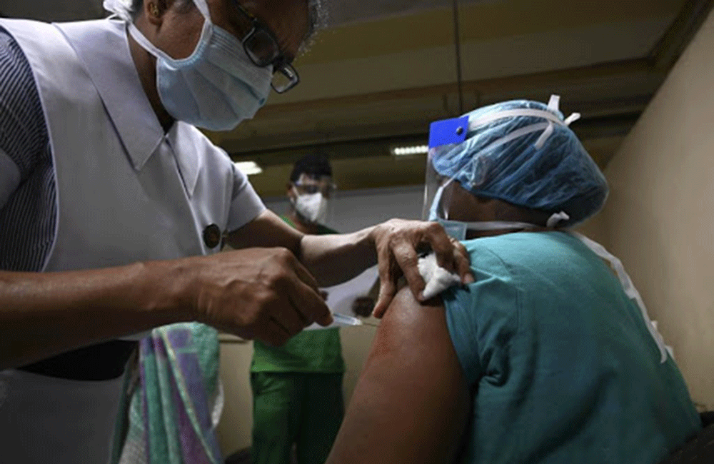 වෛද්‍යවරුන්ගේ පවුල්වලට පමණක් එන්නත් : ඉදිරි පෙළ සෞඛ්‍ය කාර්‍ය මණ්ඩල අතර බෙදීමක් !