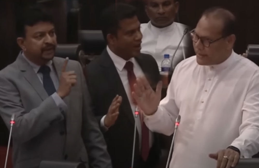 ඇමැති වසන්තගේ නඩුව ඇසූ නඩුකාරවරුන් දෙන්නකුම මාරු කරලා ! - දයාසිරිගෙන් හා මුජිබර්ගෙන් බරපතල චෝදනාවක්