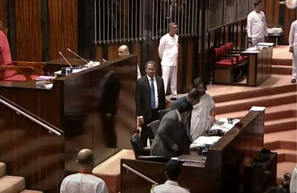 ජනපතිවරුන්ගේ හිමිකම් ඉවත් කිරීමේ පනත් කෙටුම්පත වැඩි ඡන්දයෙන් සම්මතයි