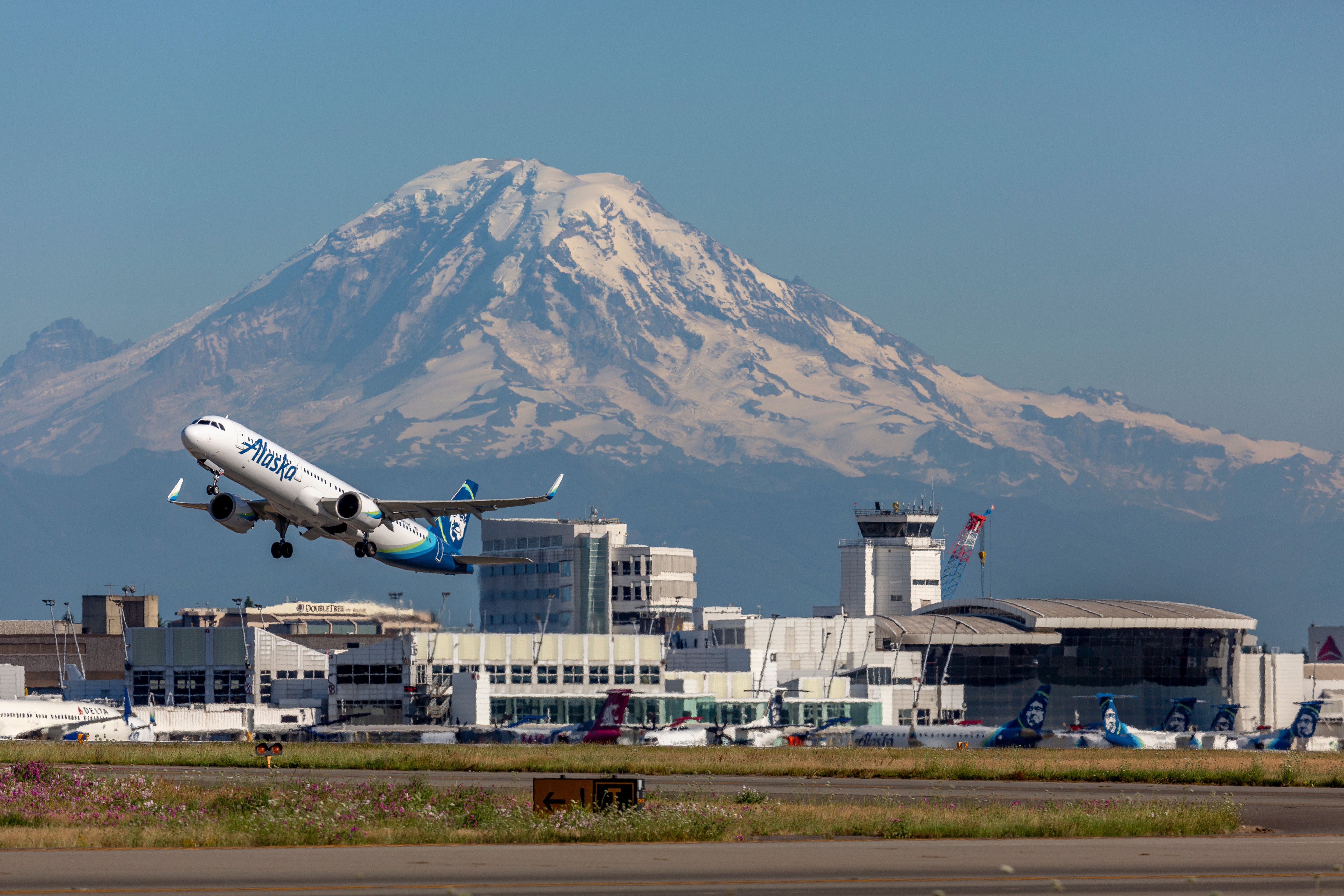 Alaska Airlines departs Sea-Tac, 25 July 2019.