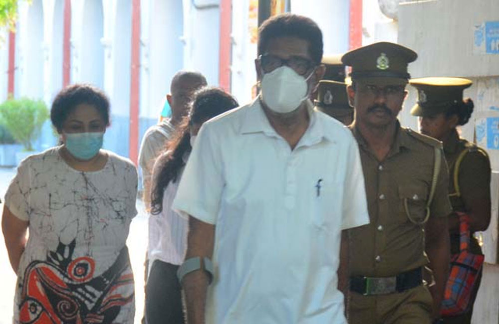ඇප කොන්දේසි සැපිරූ කෙහෙළිය, බිරිඳ හා දියණියකට ඇප