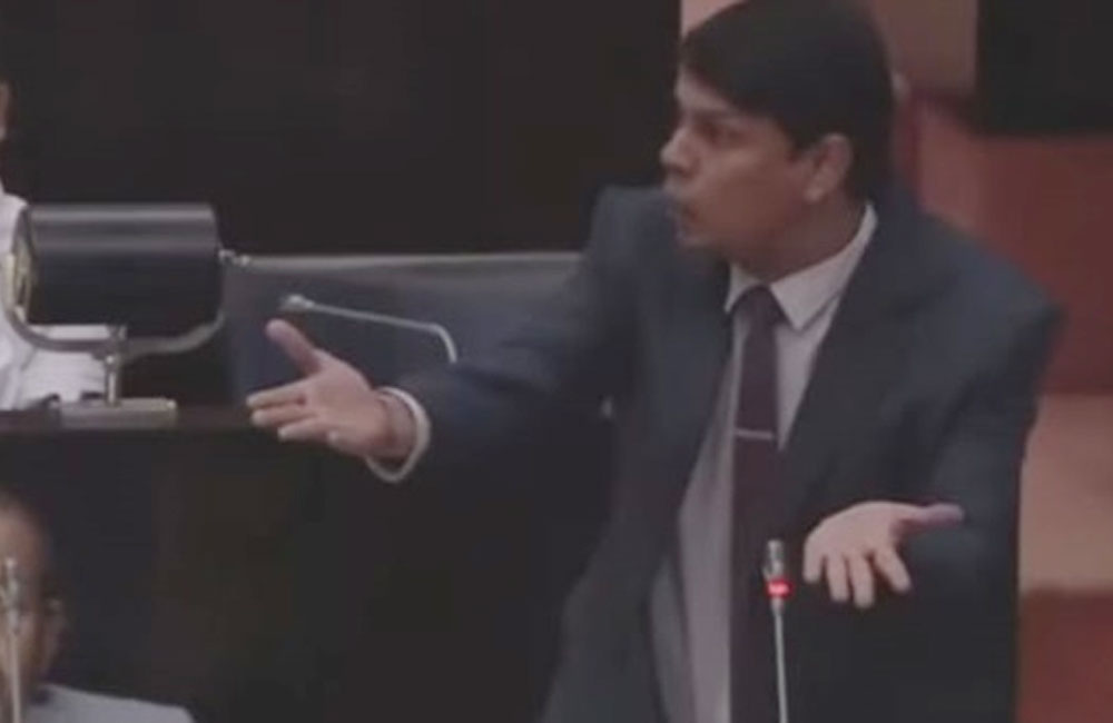 මන්ත්‍රී අර්චුනා පාර්ලිමේන්තුවෙන් ඉවතට