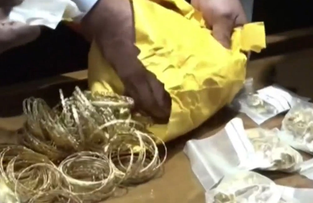 එල්ටීටීඊය භාරයේ තිබූ රන් හා රිදී තොගයක් පොලිසියට භාරදෙයි