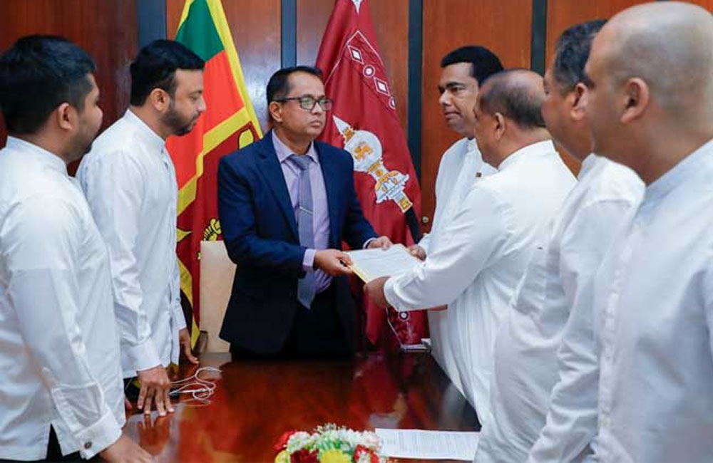 පරීක්ෂා නොකර නිදහස් කළ බහලුම් 323 ගැන විපක්ෂය කථානායකගෙන් කළ ඉල්ලීම