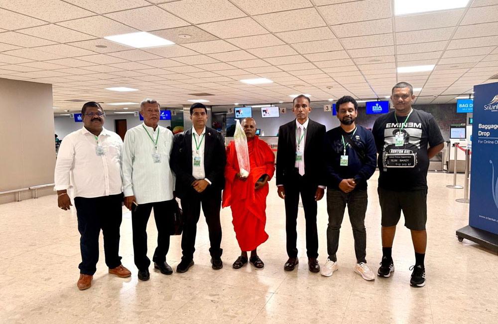 ද. කොරියාවේ හන්ගුක් නුවරට බෞද්ධ මධ්‍යස්ථානයට මුල්ගල් තැබීමේ අවස්ථාවට ශ්‍රී ලංකාවෙන් ගිහි පැවිදි ධර්ම ධූත පිරිසක්