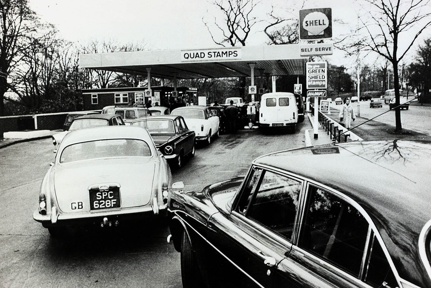Transport, Oil, pic: 1973, Great Britain, Motorists queue for petrol during the oil crisis (Photo by Popperfoto via Getty Images/Getty Images)