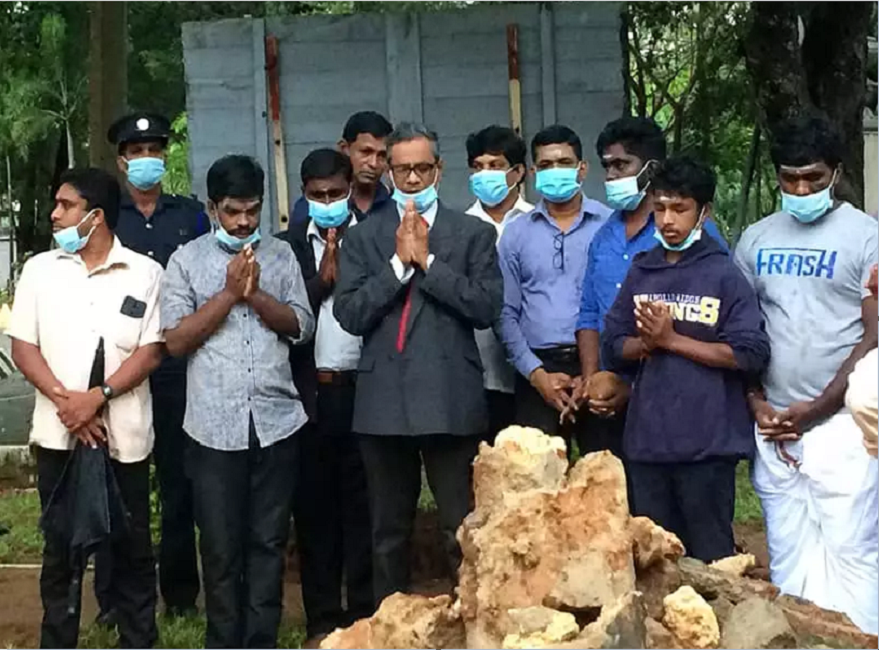 යාපනයේ ස්මාරකය කැඩුවන්ම අලුත් ස්මාරකයකට මුල්ගල් තියලා !