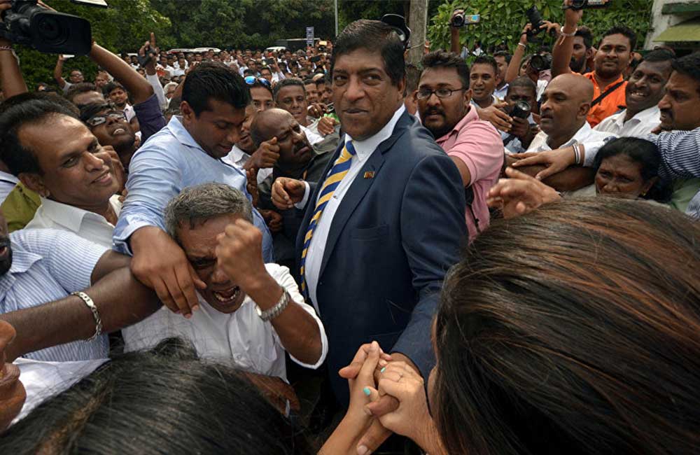 අලි &quot;පොවන&quot; විට &quot;අත&quot; කරන වැඩේ ? : රවී හෙළිකරයි